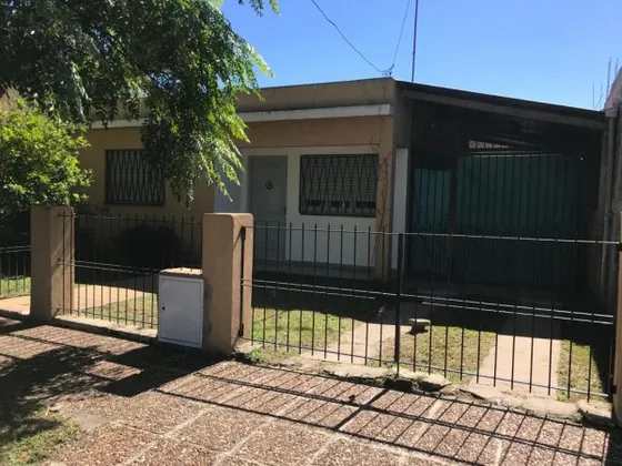 Venta - Casa 4 Ambientes Con Cochera Oportunidad
