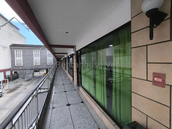 De Oportunidad, Practico Y Versatil Local Comercial Ubicado En El Centro Comercial Profesional Montebianco, Sector Los Sauces Valencia, Cuenta Con Un Area De 25 M2, 1 Bano, Cuenta Con Pozo Y Tanque 