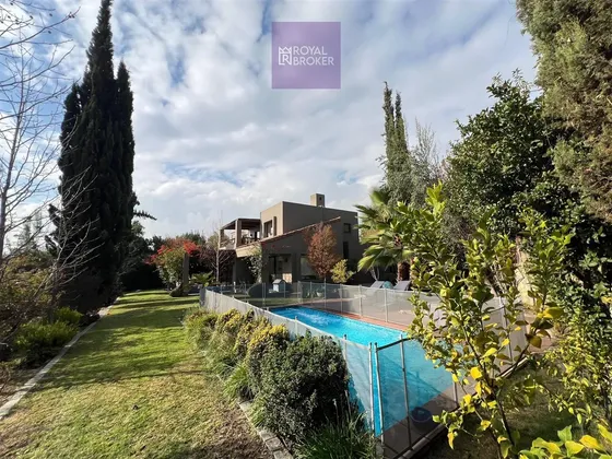 Casa Mediterránea En Arriendo Con 4 Dormitorios