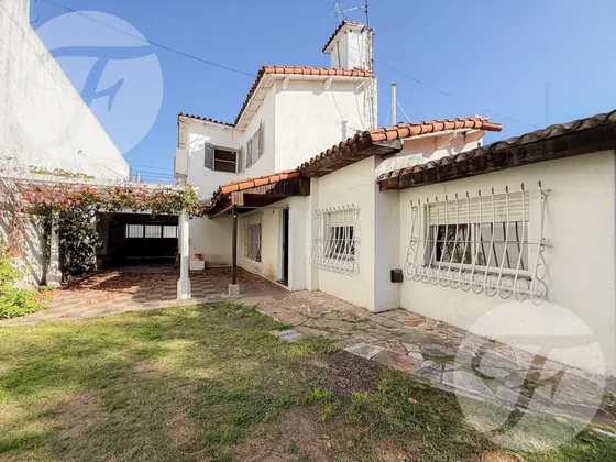 Casa En Alquiler  4 Amb.   Habitación De Servicio  Castelar Sur  Av. Zeballos