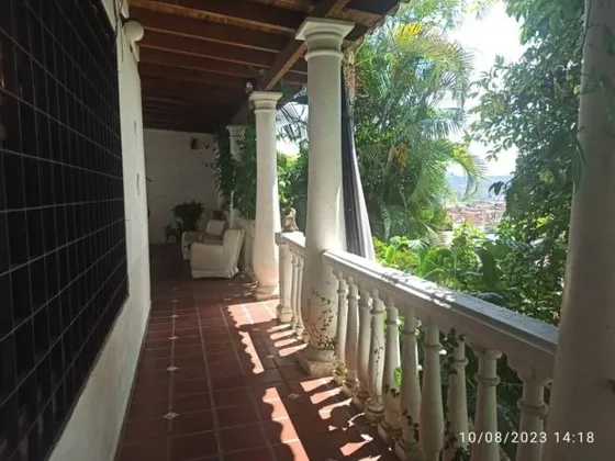 Se Vende Hermosa Casa Ubicada En La Urb El Marques Sur, Con Una Superficie De 390,6 M² Y Un Área De Construcción De 600 M², Distribuidos En 1 Primera Planta Que Se Encuentra, Sala, Comedor. Em