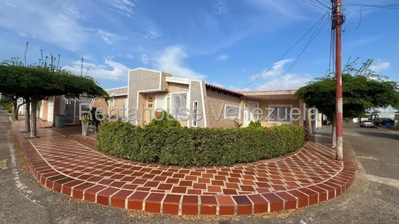 Casa En Venta En Esquina Con Pisos De Mármol Y Áreas Sociales Integradas #26-19384