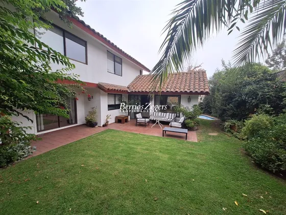 Casa En Venta De 5 Dormitorios, Calle Tranquila, Las Condes