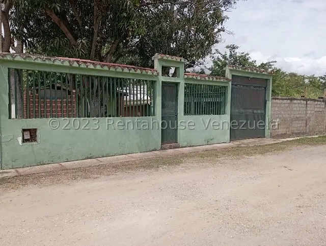 Se Ofrece En Venta Amplia Y Acogedora Casa En Conjunto Cerrado Ubicada En Valle La Cruz De Rio Chico 