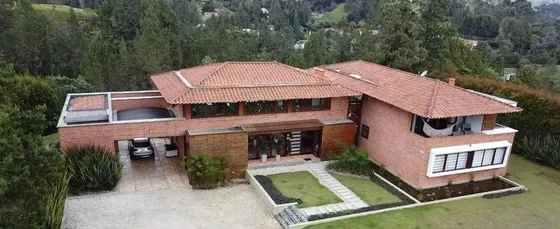 Espectacular Casa, En Urbanización En La Loma Del Escobero, En El Mejor Clima De La Ciudad.  La Mejor Tranquilidad. Cod 1.