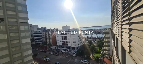 Apartamento En Venta De 2 Dormitorios En Bahía Palace, Punta Del Este.