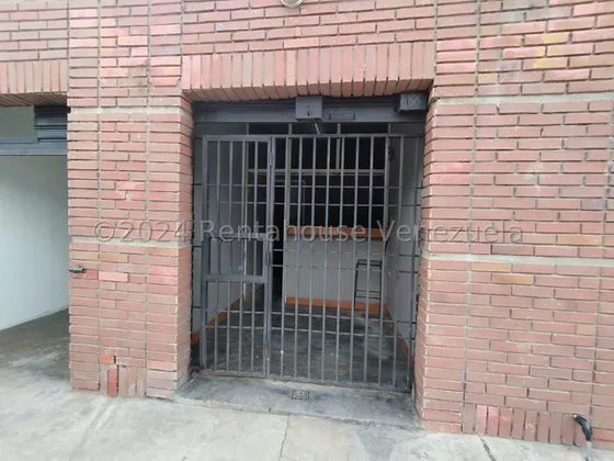 Excelente Local Comercial En Alquiler En Esquina Zona Repuestera De Barquisimeto *& Mehilyn Perez Tu Asesor De Confianza *& 