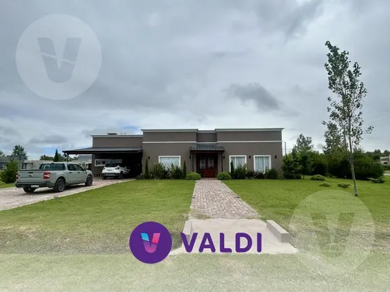 Casa En Venta Con Renta - Barrios Fincas De San Vicente Sporting
