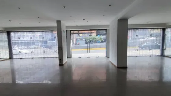 Alquiler Local A Pie De Calle Con 920m2. Con 10 Ptos. De Estacionamiento En La Av. Victoria Caracas.  Ma. Fda. Varela