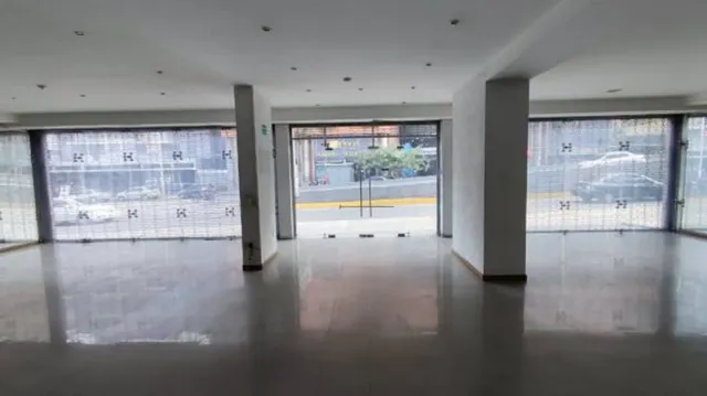 Alquiler Local A Pie De Calle Con 920m2. Con 10 Ptos. De Estacionamiento En La Av. Victoria Caracas.  Ma. Fda. Varela