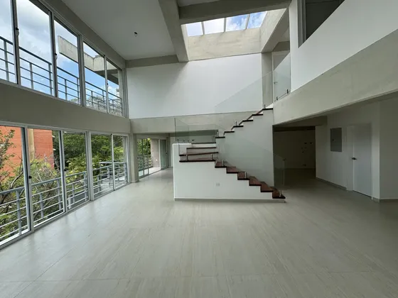 Hermoso Y Moderno Apartamento Duplex A Estrenar En Lomas De Chuao De 250 M2 Más Terraza De 95 M2