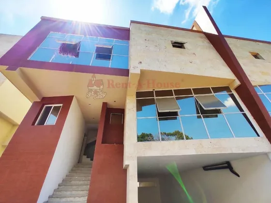 Townhouse En Venta Ubicado En Maracay Urb La Floresta Db 23-5804