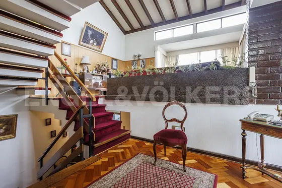 Luminosa Casa De Los Años 70. Con Balcón Interior