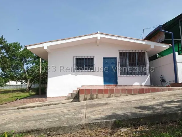 Dennymar, Vende Hermosa Casa En Excelente Zona De Cabudare Con 3305m2 De Terreno Ideal Para Uso Comercial Y Residencial Con Todos Los Servicios Basicos B5a5093                                         