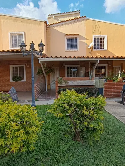 Sandra H, Vende Townhouse En San Diego, Res Laguna Club, J.l