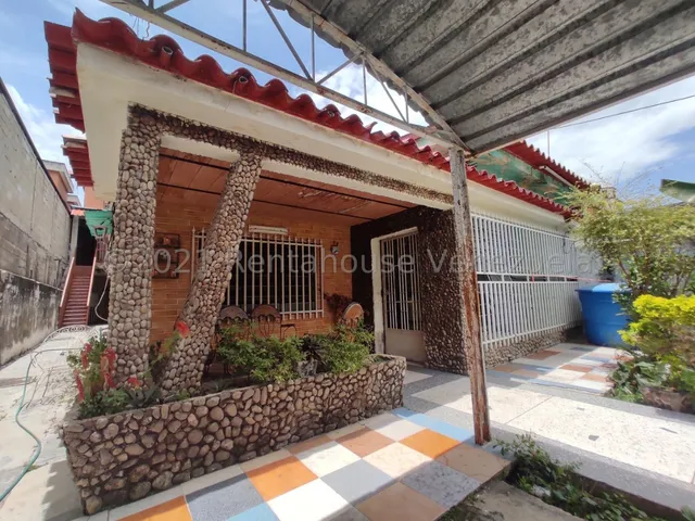 Amplia Casa Ideal Para Proyecto De Remodelacion En El Limon Maracay Aragua 23-16559 Ecir