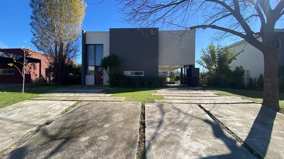 Casa En  Alquiler Barrio Hsm, Escobar ,loma Verde 