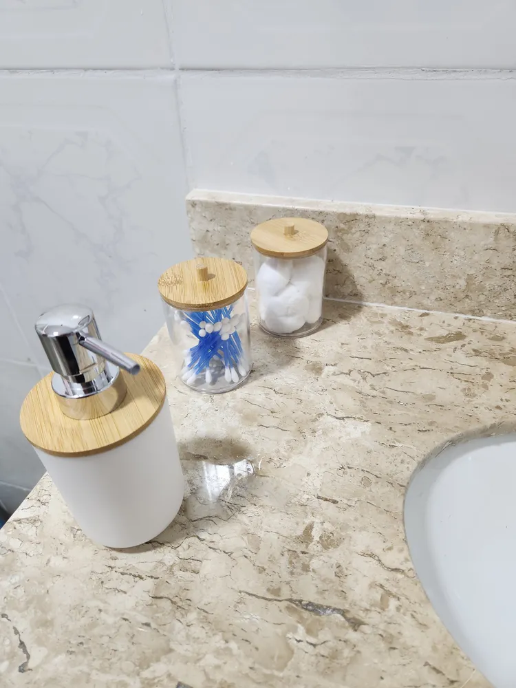 Kit Banheiro Moderno Bambu Com 6 Peças Lixeira Tampa Fechada Cor Branco - Imagem 3