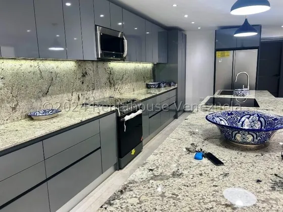 Prados Del Este !! Venta Hermosa Casa De Una Planta, 490 M2 Constr, 1.202 M2 Terreno, 3 Hab, 5 Baños, 4 Pe, Jardín, Amplio Patio Trasero Para Terminar De Desarrollar. Calle Cerrada Con Vigilancia !!