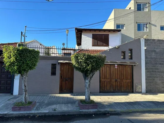 Casa En Venta - 3 Dormitorios 4 Baños - Cochera - 283mts2 - Lanús Oeste