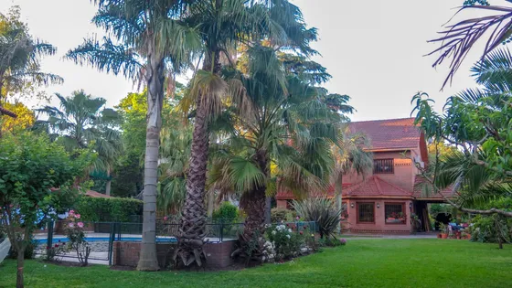 Destacada Propiedad En Parque Leloir C/ Casa De Huéspedes