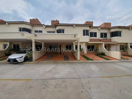 Maritza Lucena Vende Magnifica Casa En La Ribereña Cabudare, Remodelada A Estrenar Con Piso De Mármol, Habitación Principal Con Ático, Ventanas Panorámicas, Vigilancia 24/7, Piscina, Parrillera,
