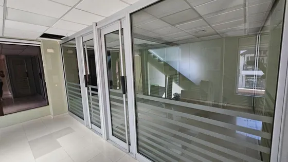 Local Comercial En Alquiler En Piantini, Santo Domingo, 128m2, 1 Baño, 50 Parqueos Comunes, Excelente Ubicacion Y Distribución Del Espacio En 3 Oficinas, Zona De Alto Transito Y Desarrollo Comercial.