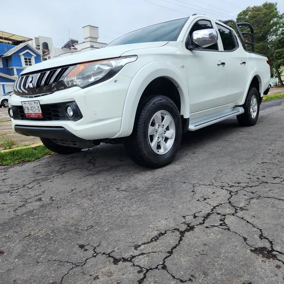Mitsubishi L200 2.4 Cabina Doble 4x2 Mt