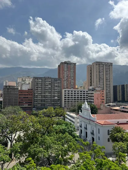 Alquiler De Oficina Piso Alto En Plaza De La Candelaria, Mcpio Libertador.mf