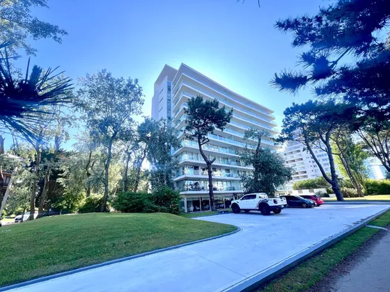 Venta!!! Punta Del Este - Edificio Be Punta - Dpto 2 Dor, 2 Baños, Balcón, Vista Al Bosque, Sobre Av. Roosvelt -  Uruguay.