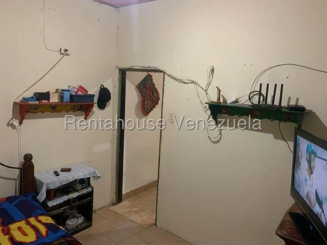 Maritza Lucena Vende Casa Pequeña Al Oeste De Barquisimeto, En Esquina, Área De Lavandería, Servicio De Cantv, Internet, Agua Constante.