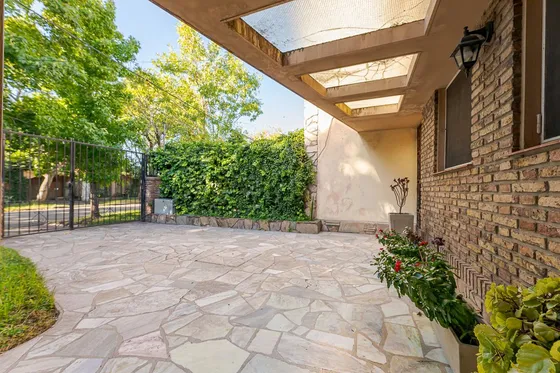 Venta Casa Dos Dormitorios Con Jardin En Fisherton