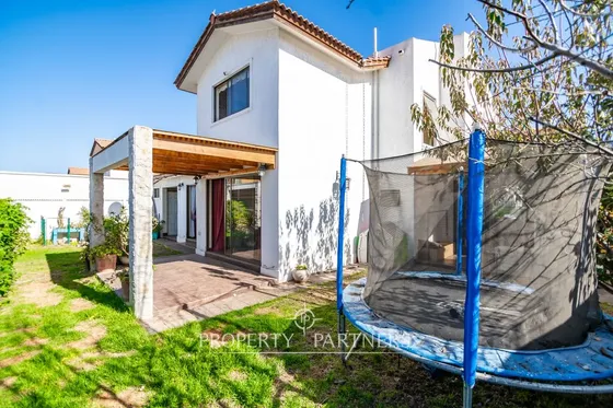 Casa De Dos Niveles En Sector Residencial Del Rosa...