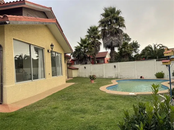 Casa En Venta De 4 Dorm. En Concón
