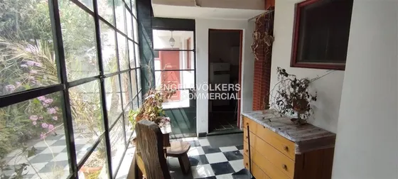 Comoda Casa Oficina Ubicada En Holanda / El Aguilucho 