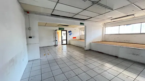 Ubicado En Stripcenter Con Alto Flujo Peatonal 200m2 