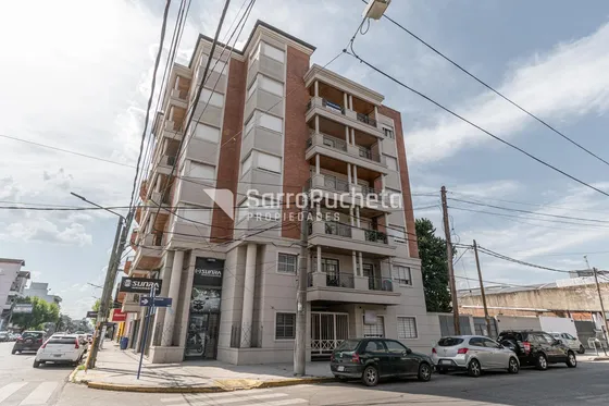 Venta Departamento 3 Ambientes Al Frente Con Amplio Balcón En Ramos Mejía.