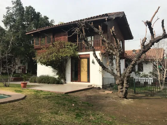 Casa Con Pisicna Y Taller