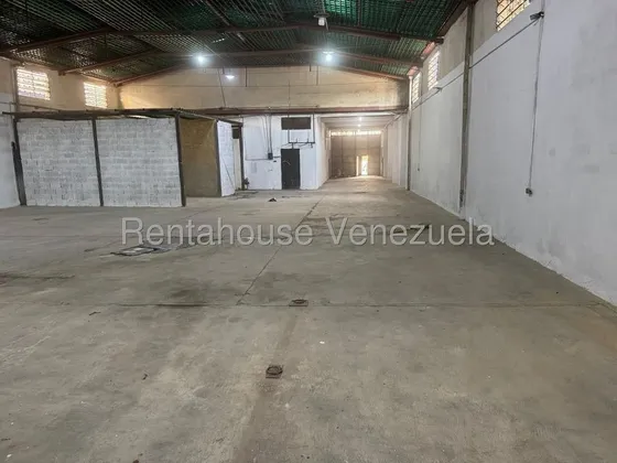 Rent-a-house Vende Amplio Local Comercial, La Coromoto, Maracay, Estado Aragua, 25-23226 Gf.