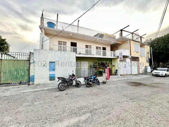 % Raiza Suarez Vende Estupendo En El Corazón Del Oeste De Barquisimeto, 2 5 3 8 1 1, Con Local Comercial Habitaciones Baños Apartamento Y Anexos... Comunicate                                          
