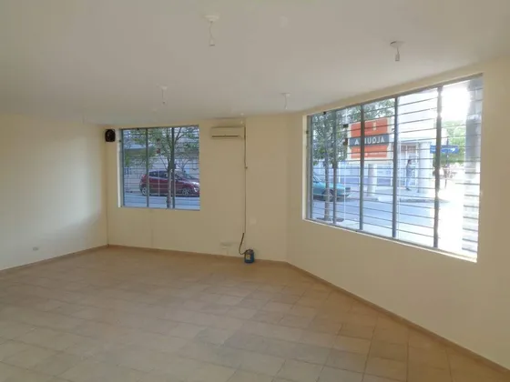 Barrio Alberdi - Excelente Local Comercial De Categoría, Externo En Esquina, Amplio Y Luminoso Con Vidrieras, 2 Baños Y Cocina Separada