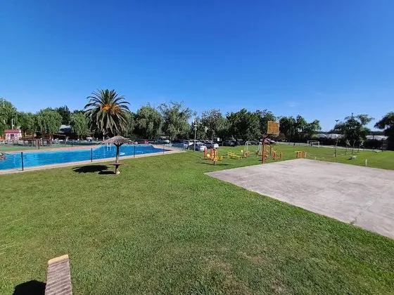 Venta Casa En Dos Plantas 2 Habitaciones Country Roda Quincho Garage Parrilla Pileta Gimnasio Sum