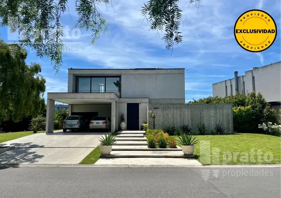 Casa En Venta De 3 Dormitorios En El Cantón Norte A La Laguna