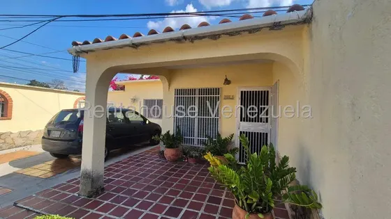 Edel Vargas Vende Amplia Casa Ubicada En Esquina - Cabudare / Portón Eléctrico, Calle Cerrada / Renta House