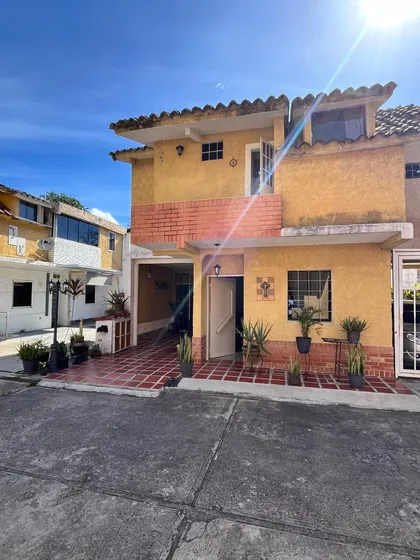Town-house En Venta, Naguanagua Pueblo La Entrada.  (hv)