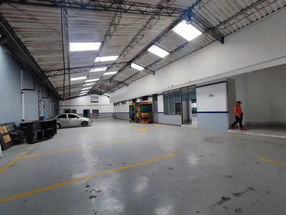 Bodega En Arriendo 1.300m2 Poblado 