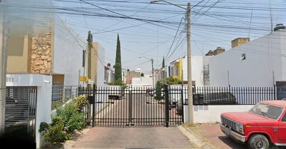 Espectacular Casa De Dos Niveles Ubicada En Parques Del Nilo, Maria Mares, Jalisco Cm