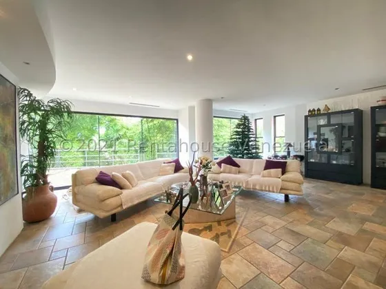 Increible Townhouse De Multiples Niveles Con 3 Puestos De Estacionamiento