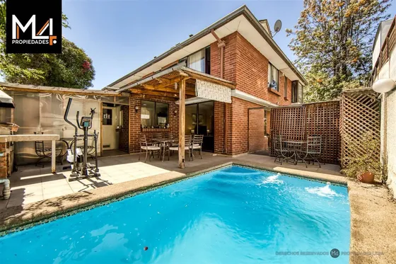 Casa En Venta De 3 Dorm. En Peñalolén