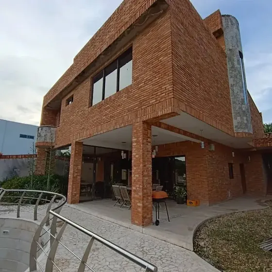Quinta Exclusiva Urb. Guataparo Lomas Del Country. Equipada Y Amoblada. Pozo Propio Con Purificador Y Planta Eléctrica 100% (mer)